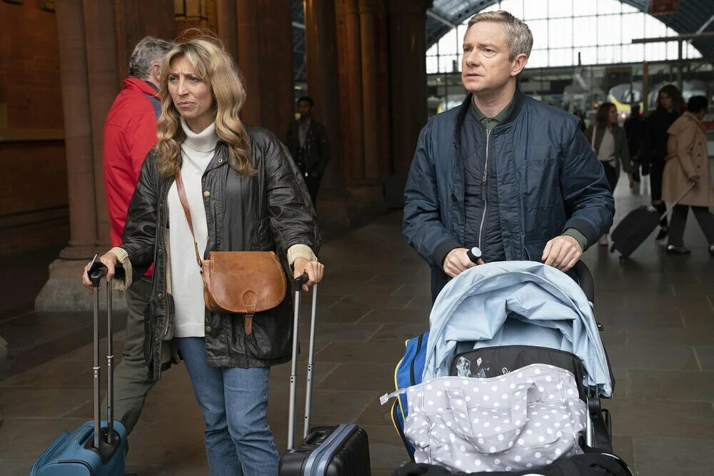 Кадр из сериала: главные герои в исполнении Дейзи Хаггард и Мартина Фримана