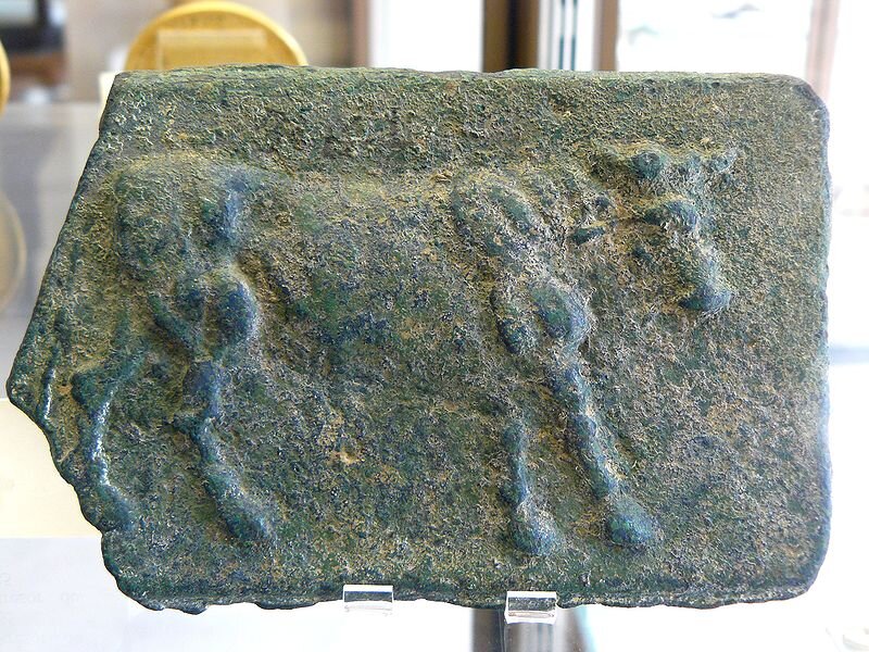 Аes signatum.  Длина 15 сантиметров. Вес - 1,5 килограммов. Кабинет медалей, Париж. Источник: Siren-Com, CC BY-SA 3.0 <https://creativecommons.org/licenses/by-sa/3.0>, via Wikimedia Commons