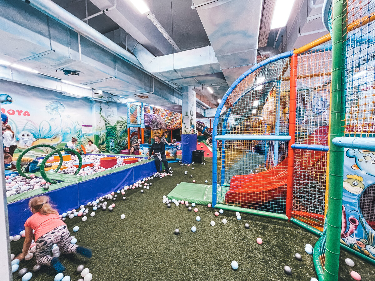 Бассейн, лабиринт и несколько игровых зон для малышей (сразу за бассейном)