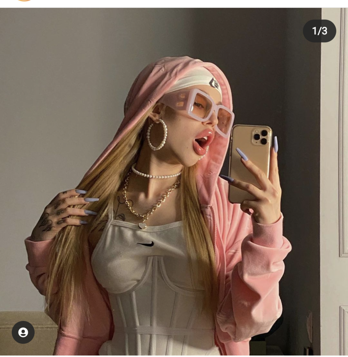 Я минут 20 искала фото, где она одета, не в провокационной позе и без средних пальцев.