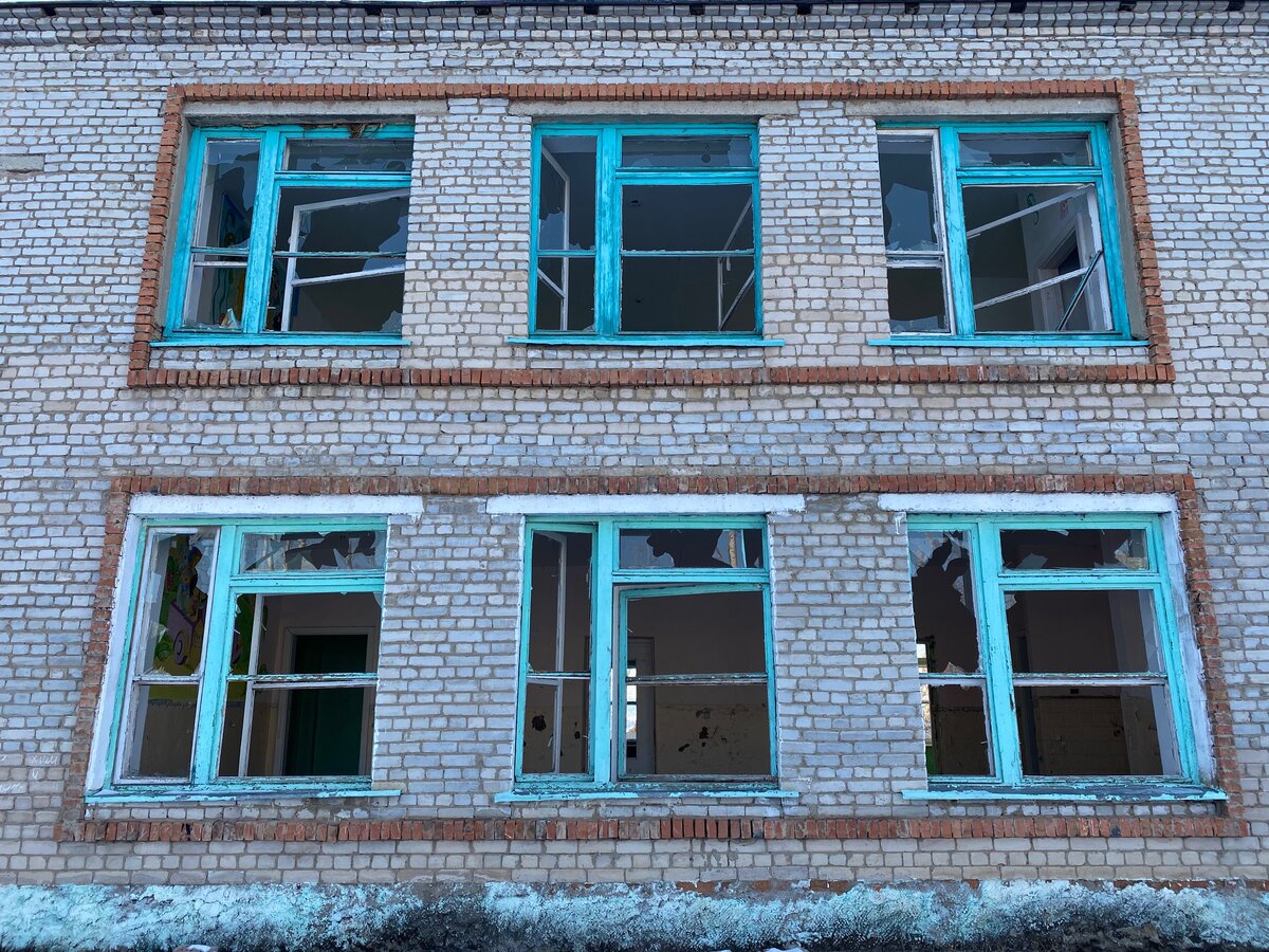 Гуляя по территории садика, отовсюду слышен свист ветра и скрип проржавевших оконных и дверных петель.