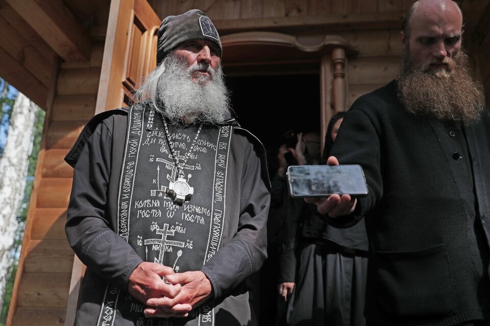 Как я понимаю рядом с Романовым тот самый Силуан. Только непонятно почему его называют "отцом". Разве его рукополагали? 