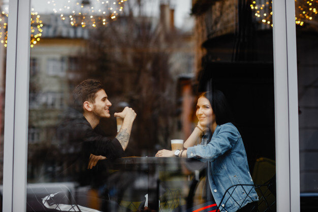 Фото отсюда https://image.freepik.com/free-photo/couple-in-cafe_1157-10583.jpg