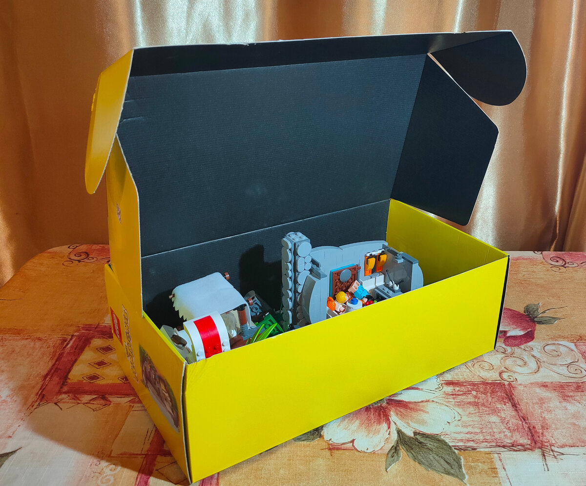 Собранный набор LEGO Ideas 21316 The Flintstones в коробке.