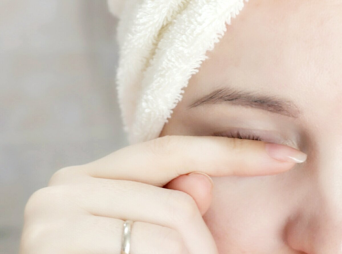 Не давите на глаза, просто слегка приподнимите реснички