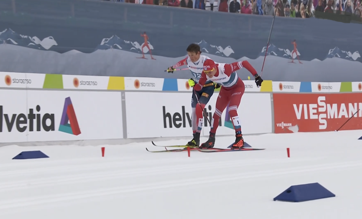 Момент, когда Большунов в борьбе с Клэбо ломает палку на финишной прямой марафона.