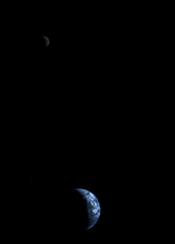 Фото: NASA / Цветное изображение, на котором Земля и Луна впервые запечатлены в одном кадре. "Вояджер-1" сделал это цветное фото на пути к Юпитеру 18 сентября 1977 года с расстояния 11,66 млн км