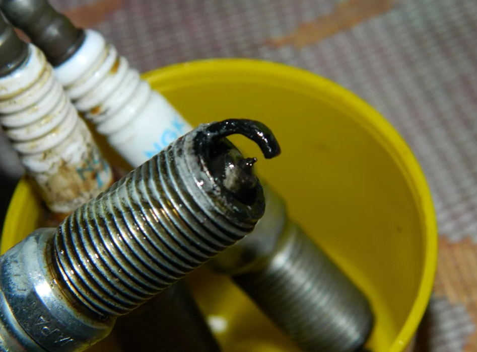 свечи зажигания в автомобиле. свечи зажигания ctl450. 8 tsi. 6 106. свечи троят.