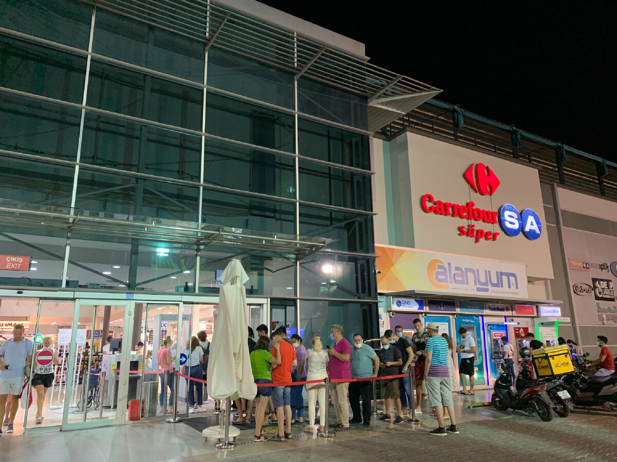 Очередь из желающих потратить деньги 