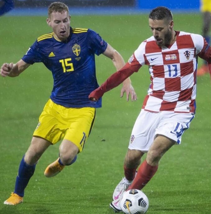 Влашич в борьбе с защитником сборной Швеции
