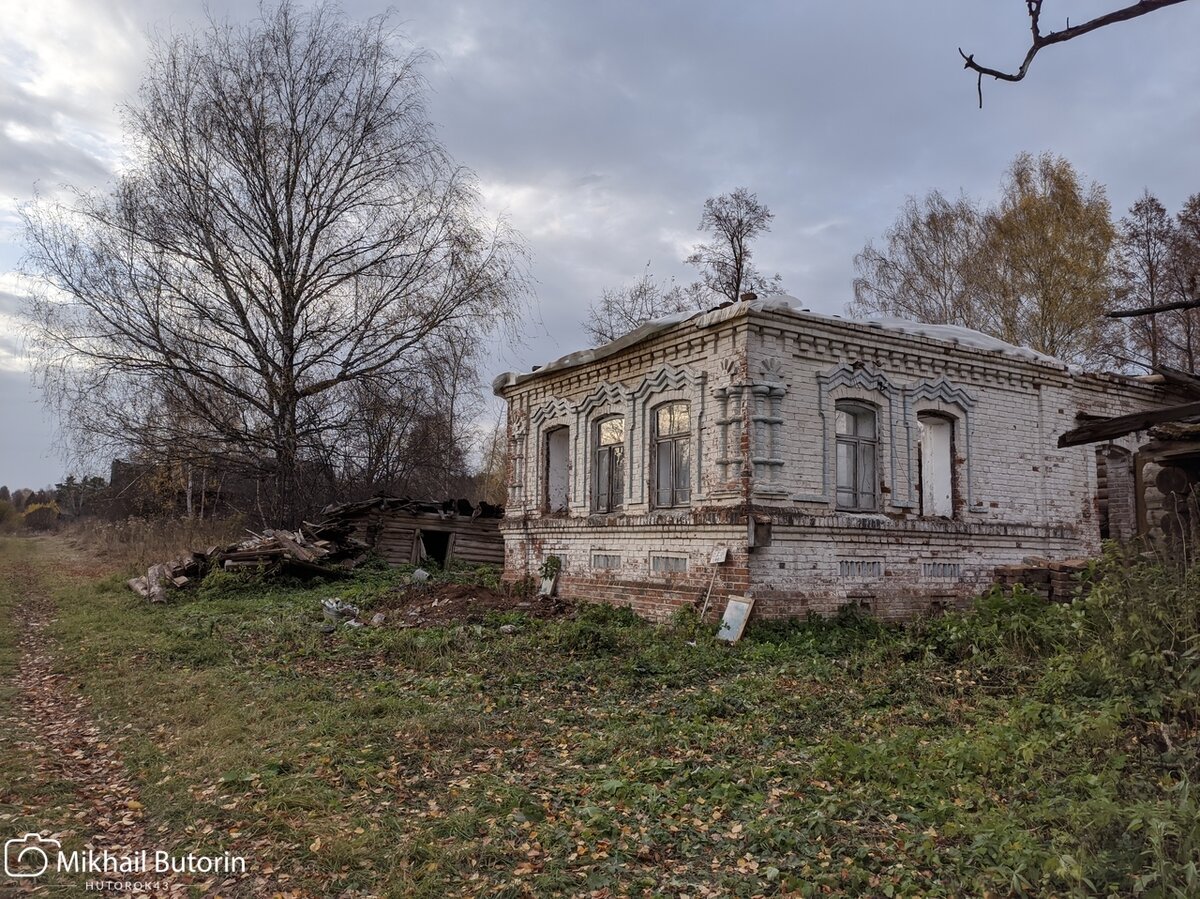 Осень прошлого года. Старая рухнувшая крыша разобрана.