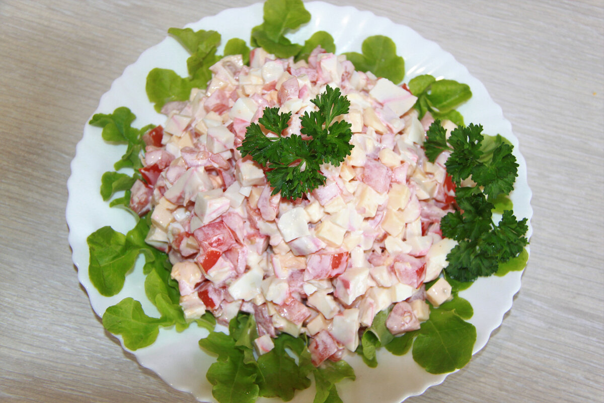 Нежный салат с крабовыми палочками, помидорами и сыром