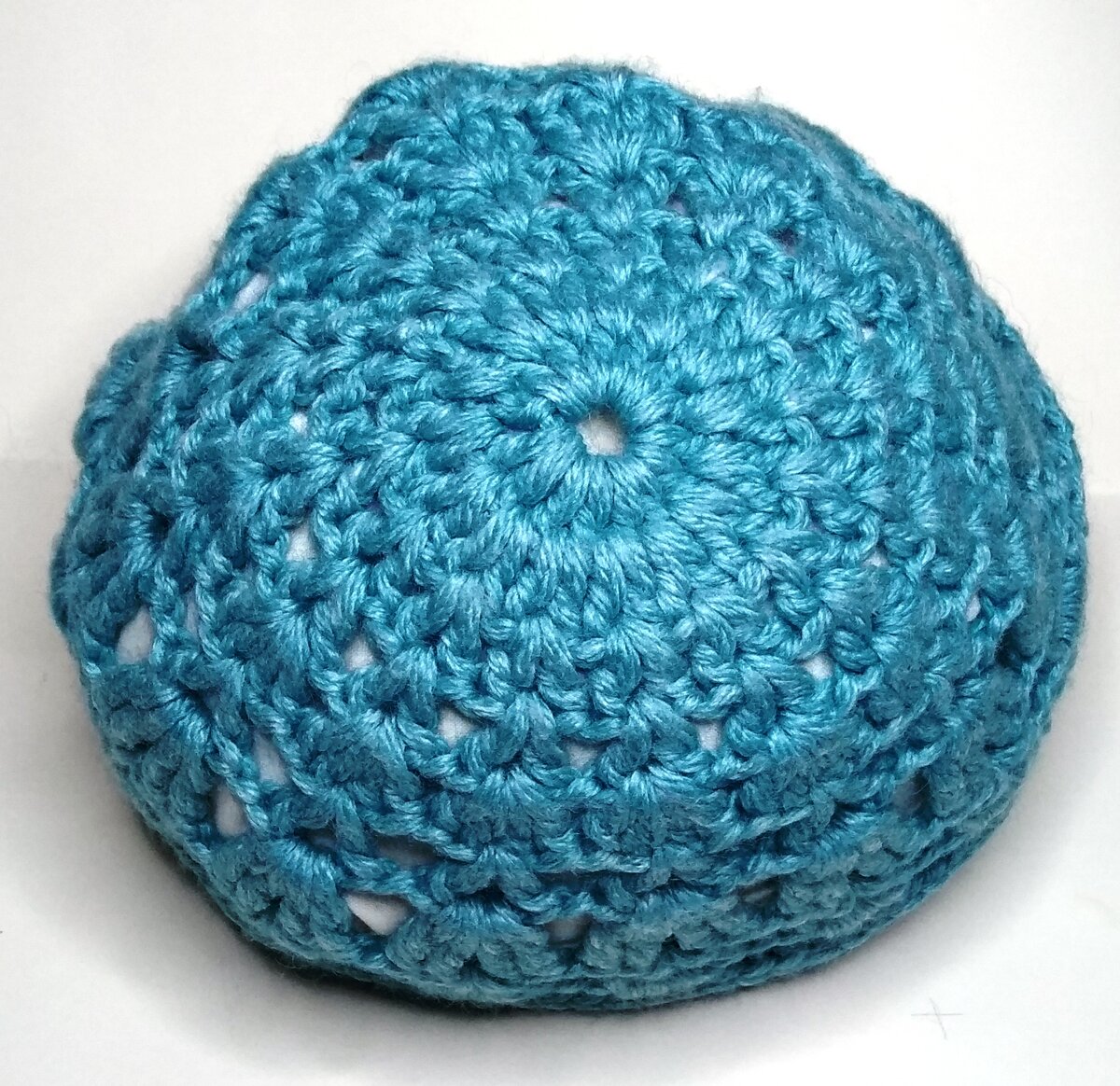 Ажурная шапочка, связанная крючком, макушка












