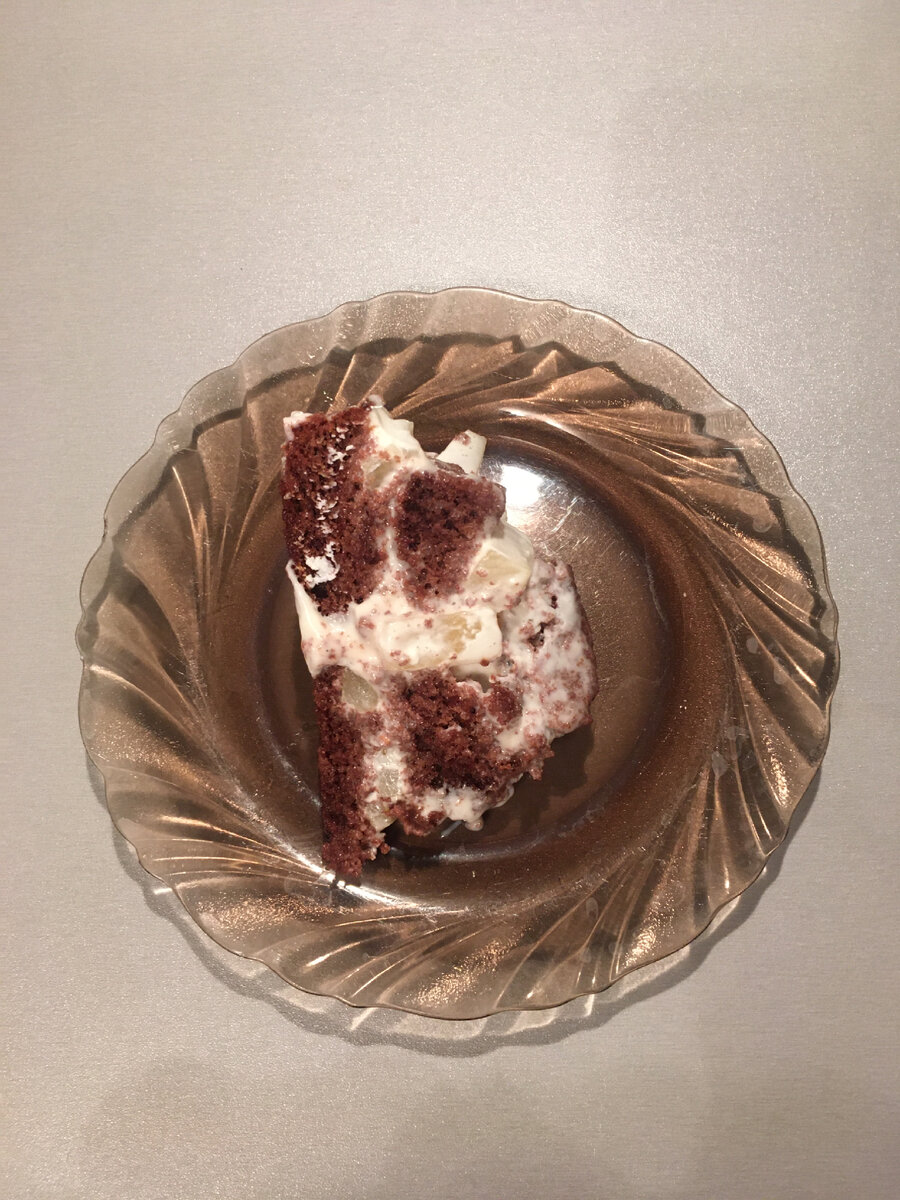 К чаю шёл торт. Вчера его сделала 