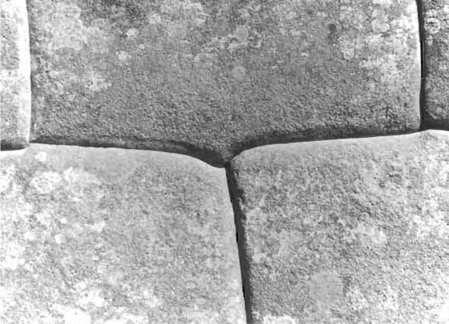 Щитообразное (scutiform) соединение в кладке. основание верхнего блока представляет собой тонкий хвостик, погружённый в складку или в стык камней под ним (фото Протцен 1993 г.)