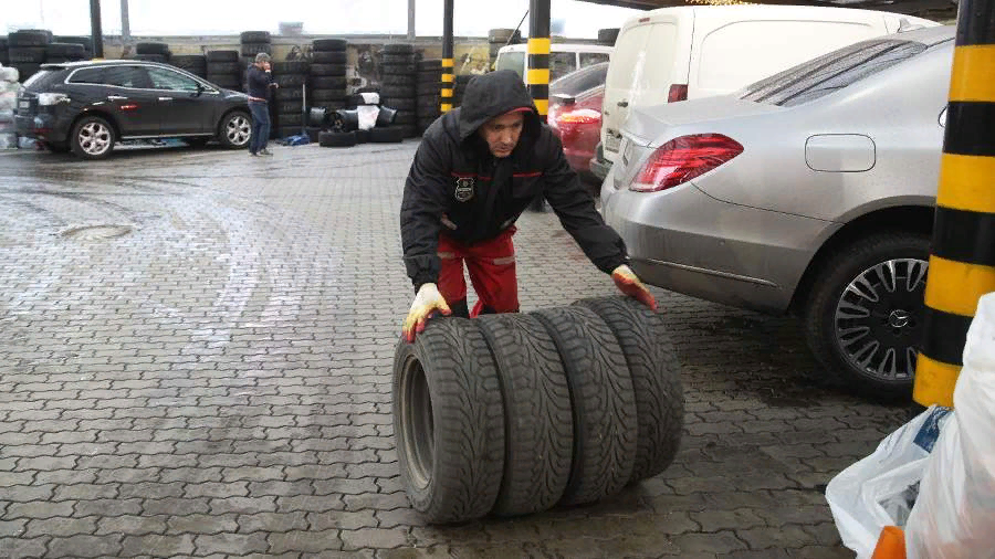 Автовладелец должен сам принимать решение о смене летних шин на зимние, исходя из требований безопасности, но резину в любом случае необходимо менять, учитывая условия эксплуатации и характеристики самой резины.