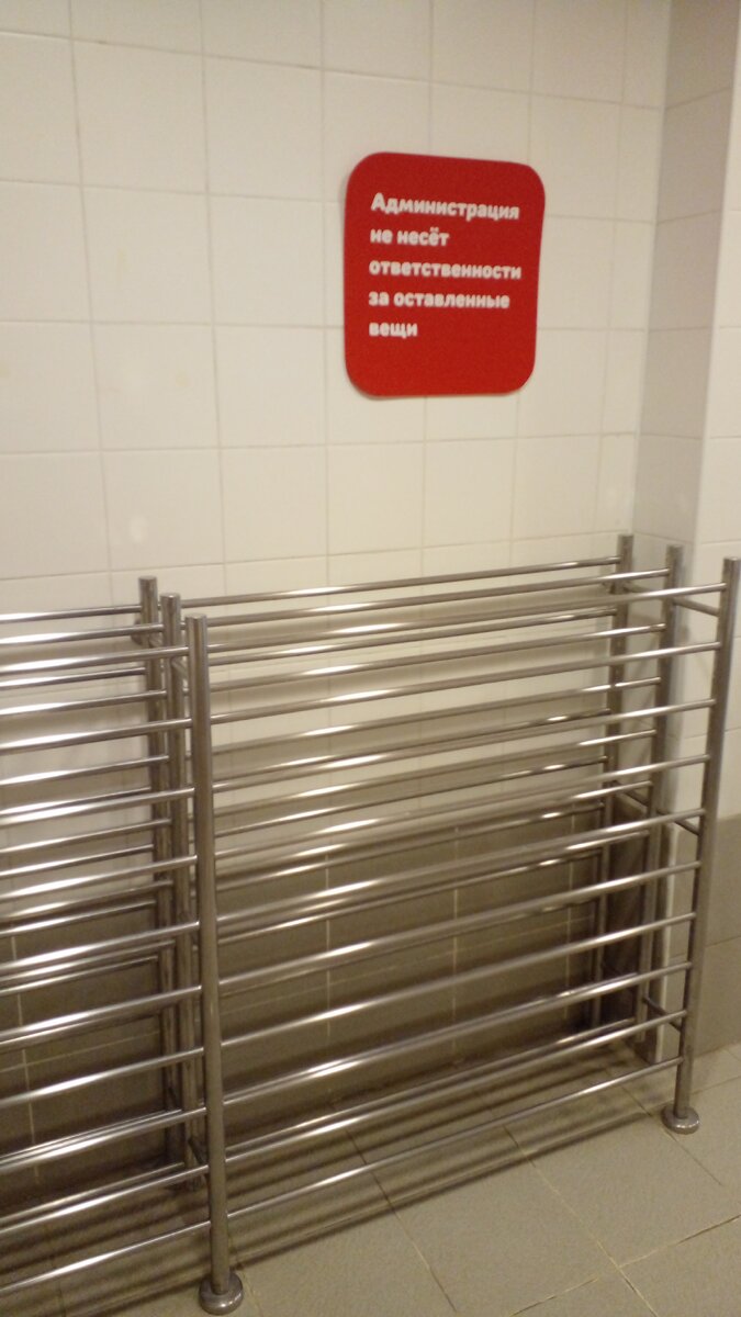 обычно здесь все забито обувью отдыхающих. Фото автора