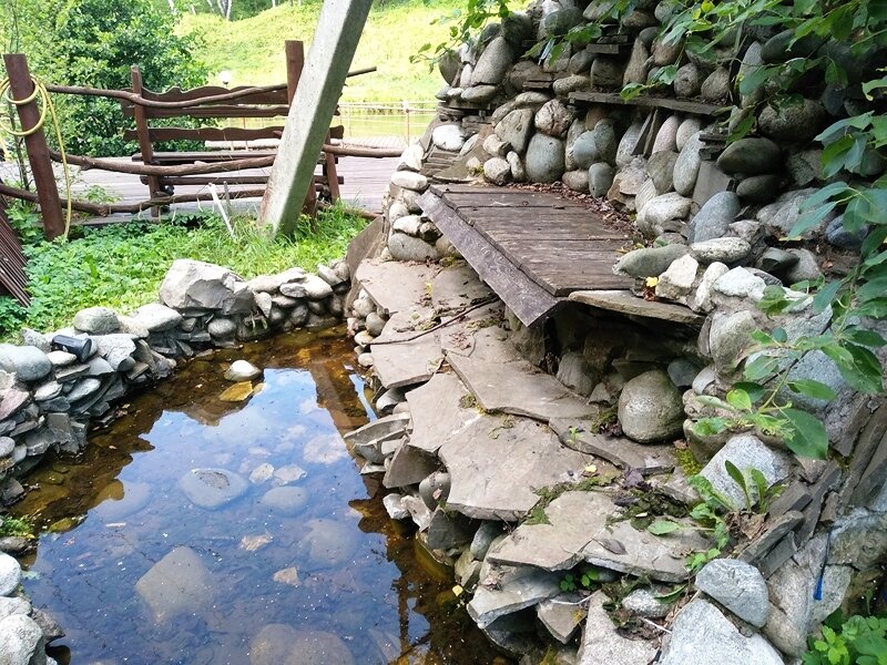 Прудик в каменном стиле