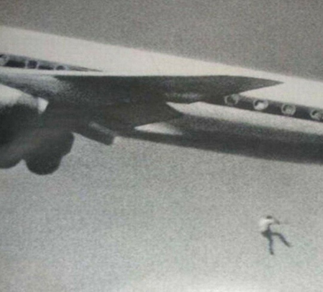 14-летний Кейт Сепстфорд забрался в шасси самолёта, следующего в Токио, во время взлёта парень сорвался и полетел камнем вниз навстречу своему концу. В этот момент самолёт снимал фотограф - любитель Джон Гилпин, подросток упал с 70-метровой высоты на взлётную полосу. Фотография была сделана в 1968 году. 