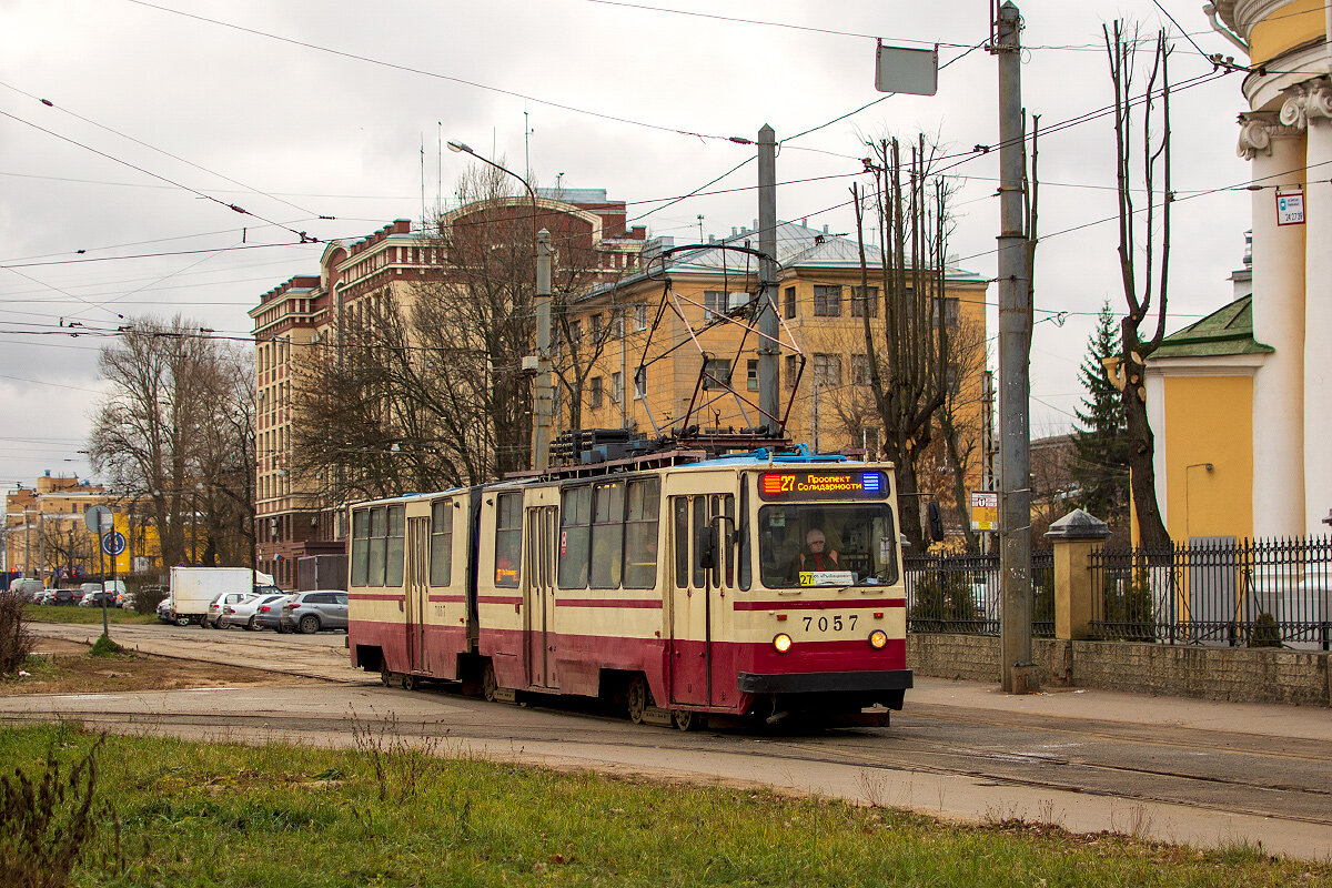 Вагон ЛВС-86К борт №7057. Следует по маршруту 27 на улице Грибакиных