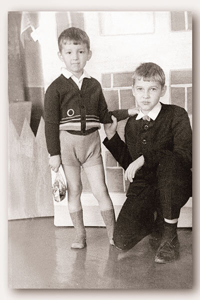 Николай Добрынин со старшим братом Александром Науменко. Фото из открытых источников. 