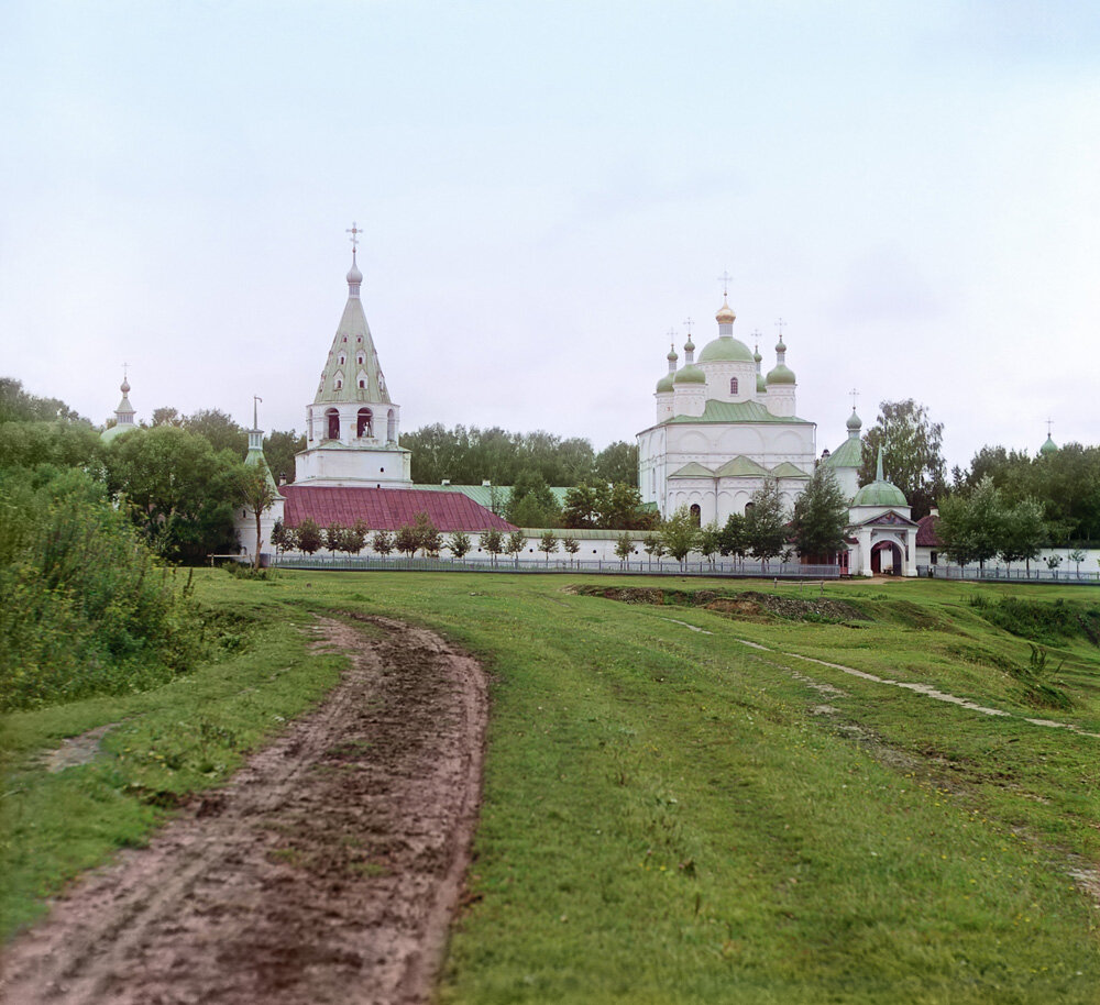 Шатровая колокольня (1692 г.) слева и собор Рождества Богородицы (1547 г.) справа