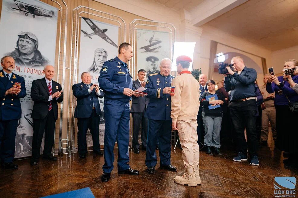 Более 200 ребят принесли клятву юнармейца в Центральном офицерском клубе ВКС