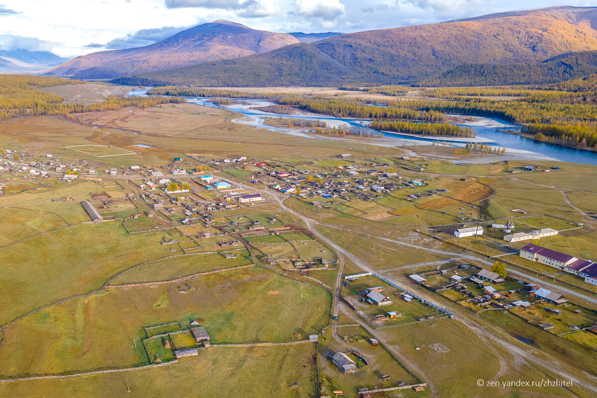 Село Хужир Окинского района. Если читаете статью на компьютере, не стесняйтесь нажимать на фотографии и рассматривать в подробностях.