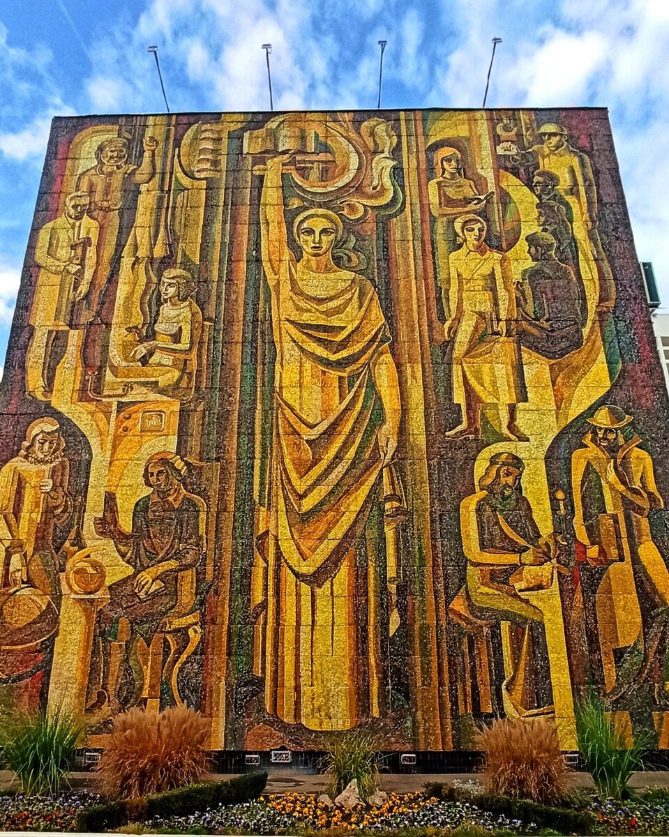 Мозаика на стене главного корпуса КубГУ