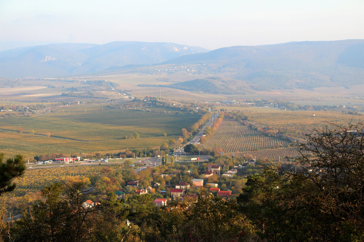 Внизу наши домики, бывшее Ялтинское кольцо и прямо, за маленькими домиками дорога ведет в ущелье, прямо к морю. 