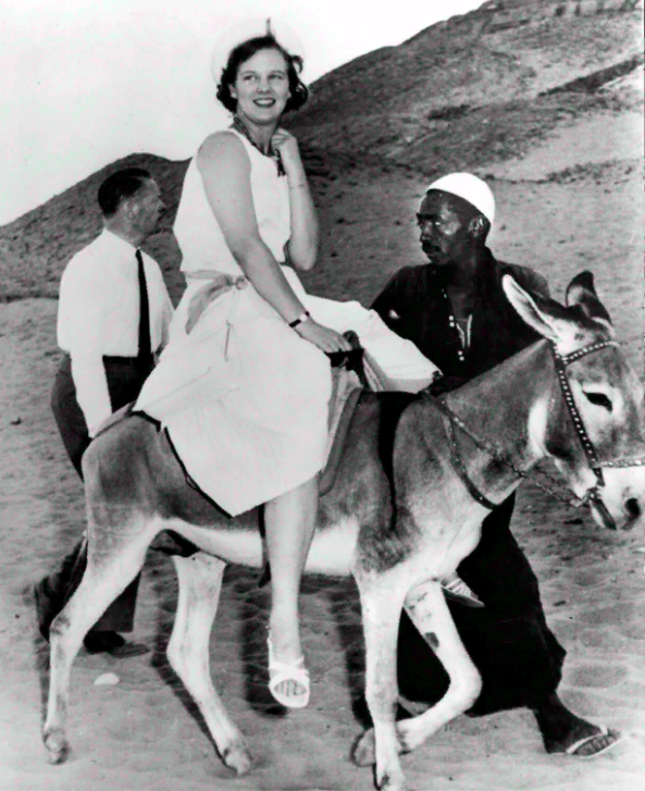 Пока еще будущая королева на отдыхе в Египте. Foto: Allan Moe. https://www.bt.dk/royale/80-ting-du-ikke-vidste-om-dronning-margrethe