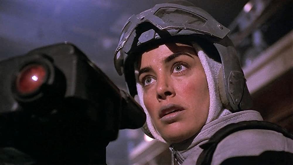 Кадр из фильма Screamers. Режиссер: Кристиан Дюге. Оператор: Родни Гиббонс. Производство: Allegro Films, Fries Film Group, Fuji Eight Company Ltd., Super Écran (Premier Choix: TVEC Inc.), The Movie Network (TMN), Triumph Films