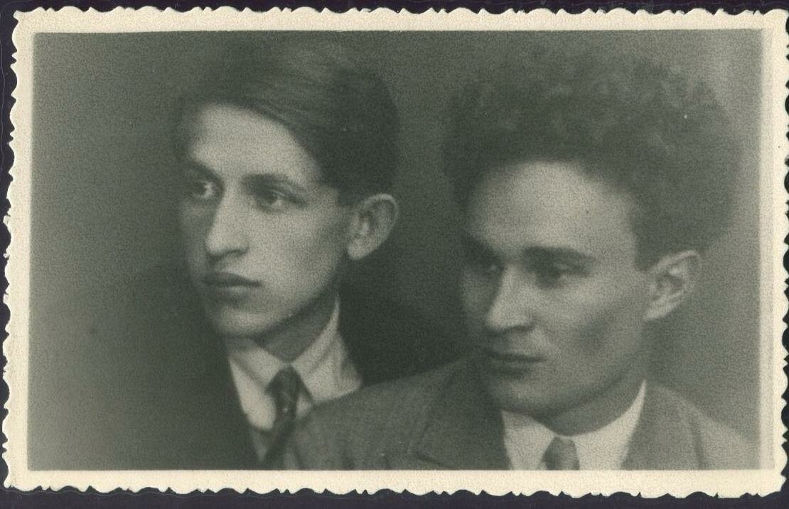 Продолжение книги «Что вы особачились на песню мою?» (Павел Васильев) // На фото: Ярослав Смеляков (слева) и Павел Васильев. 1932 год. На обороте рукой вдовы поэта надпись : 30-е гг. Два друга - Павел Васильев и Ярослав Смеляков. Елена Александровна Вялова-Васильева (1909—1990) - вторая жена поэта. Павел Васильев был расстрелян 16 июля 1937 года в возрасте 27 лет. Все его прижизненные фотографии - большая редкость.