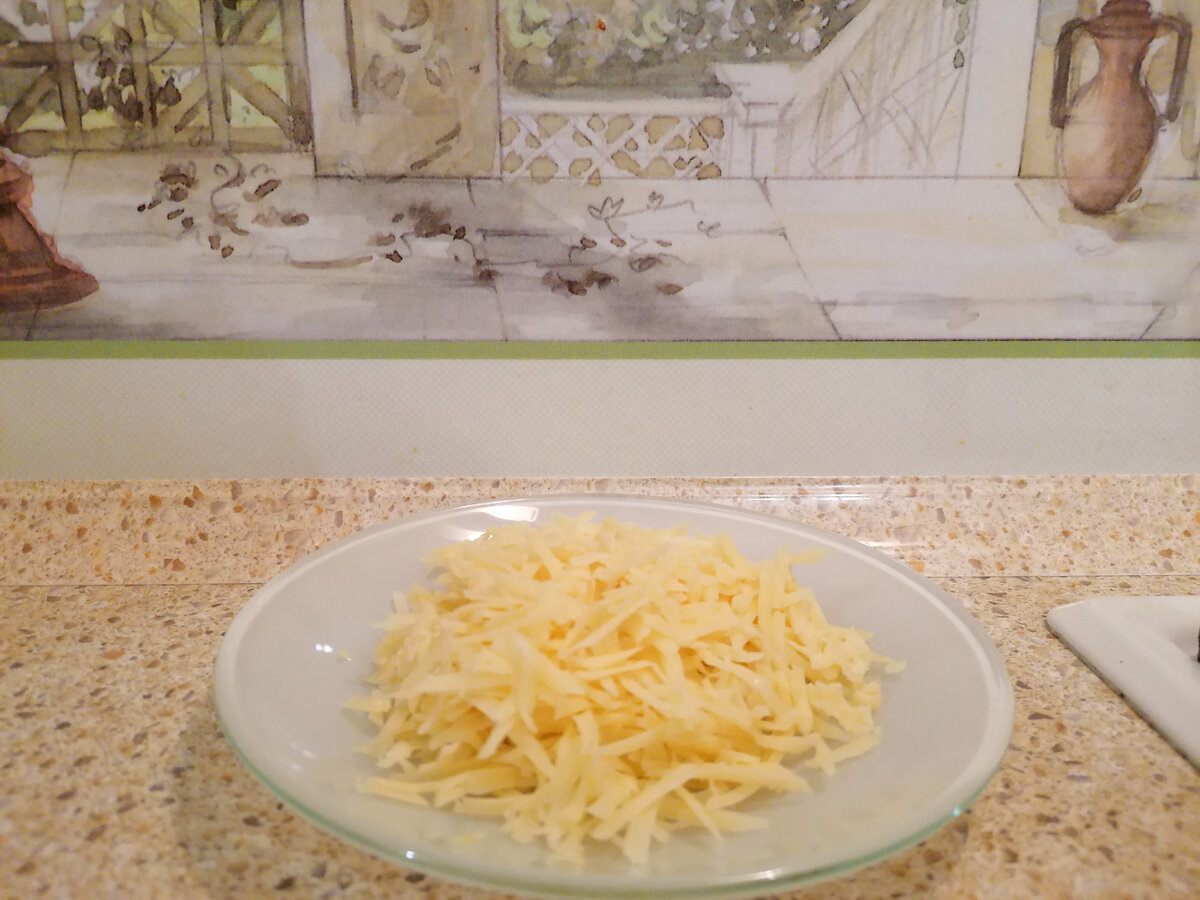 Фото автора. Сыр натираем мелко