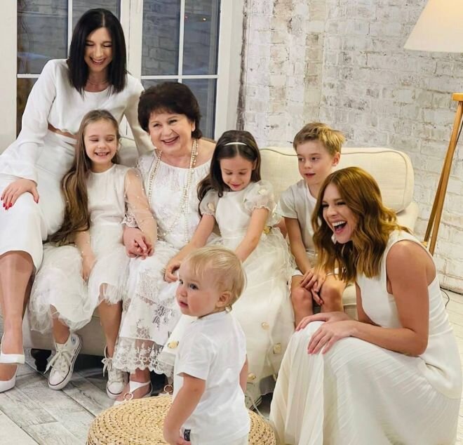 Подольская с мамой, сестрой, детьми и племянницами