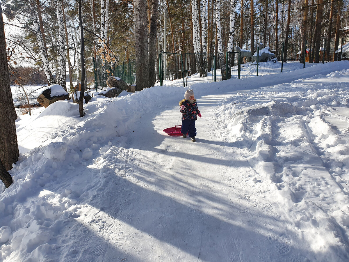 Дочка сама катит свою каталку