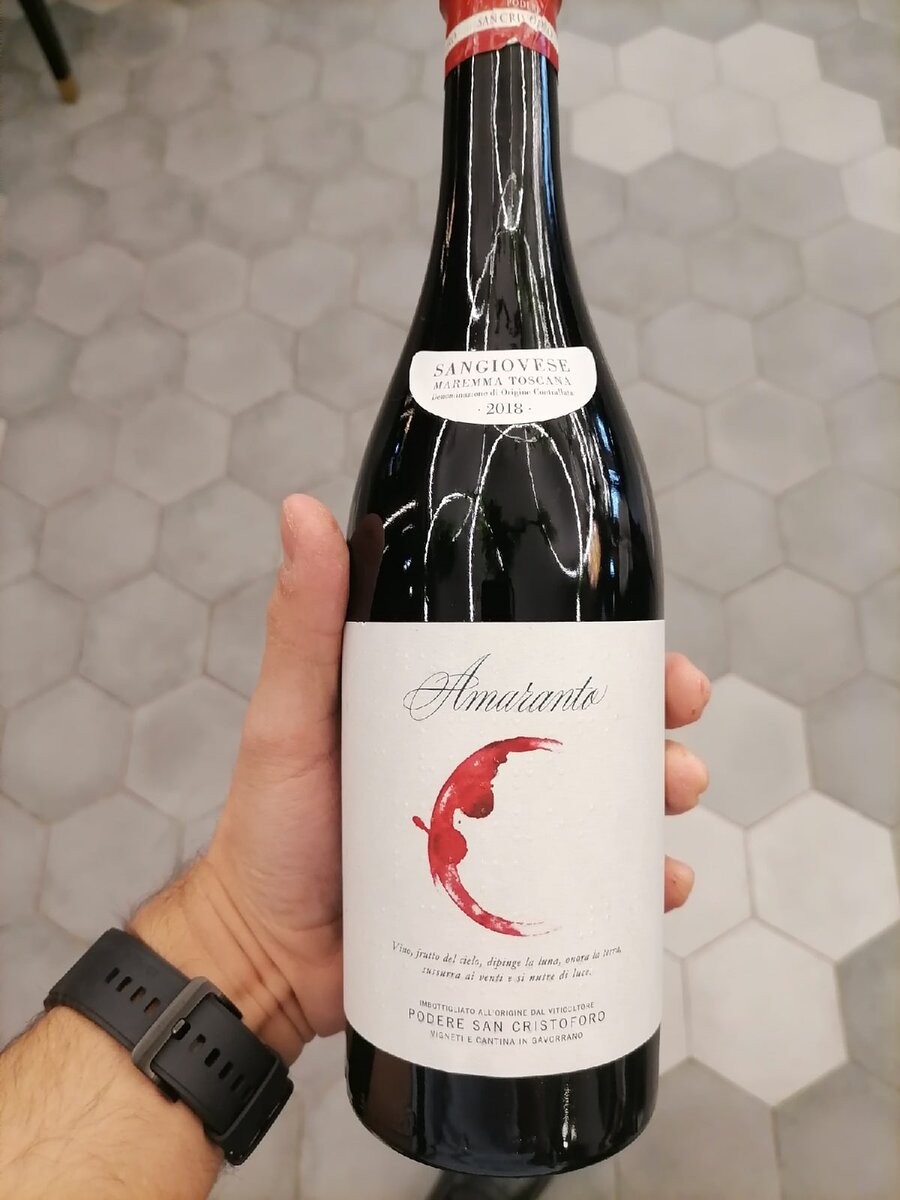 Уникальное, деликатное и очень достойное вино. Выдержанный в дубе 100% Санджовезе с прибрежной зоны Маремма. Близок к супертосканскому стилю. Основные дискрипторы сорта здесь присутствуют - много ягод, вяленые томаты, орегано, тимьян, жареные тосты, орехи.