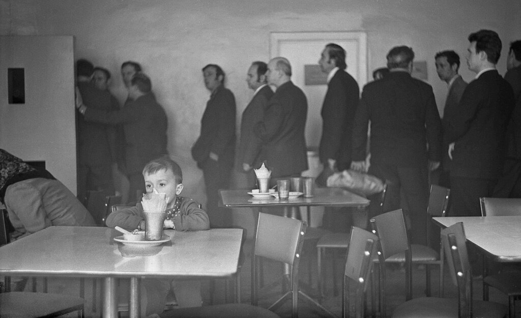 В столовой. Валерий Усманов, 1977 год, г. Москва, из архива Валерия Усманова.