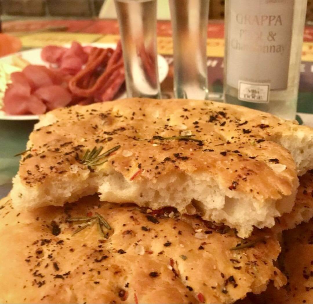 🇮🇹 Focaccia (Фокачча) - итальянская пшеничная лепёшка с розмарином и  ароматными приправами | Овкусе.ру - Ежедневная готовка в радость! Пошаговые  рецепты с фото | Дзен