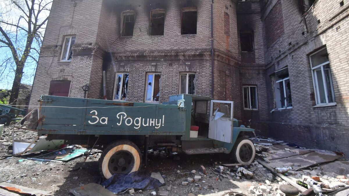 Поврежденные экспонаты на открытой территории во дворе Мариупольского краеведческого музея. Архивное фото. © РИА Новости / Алексей Куденко