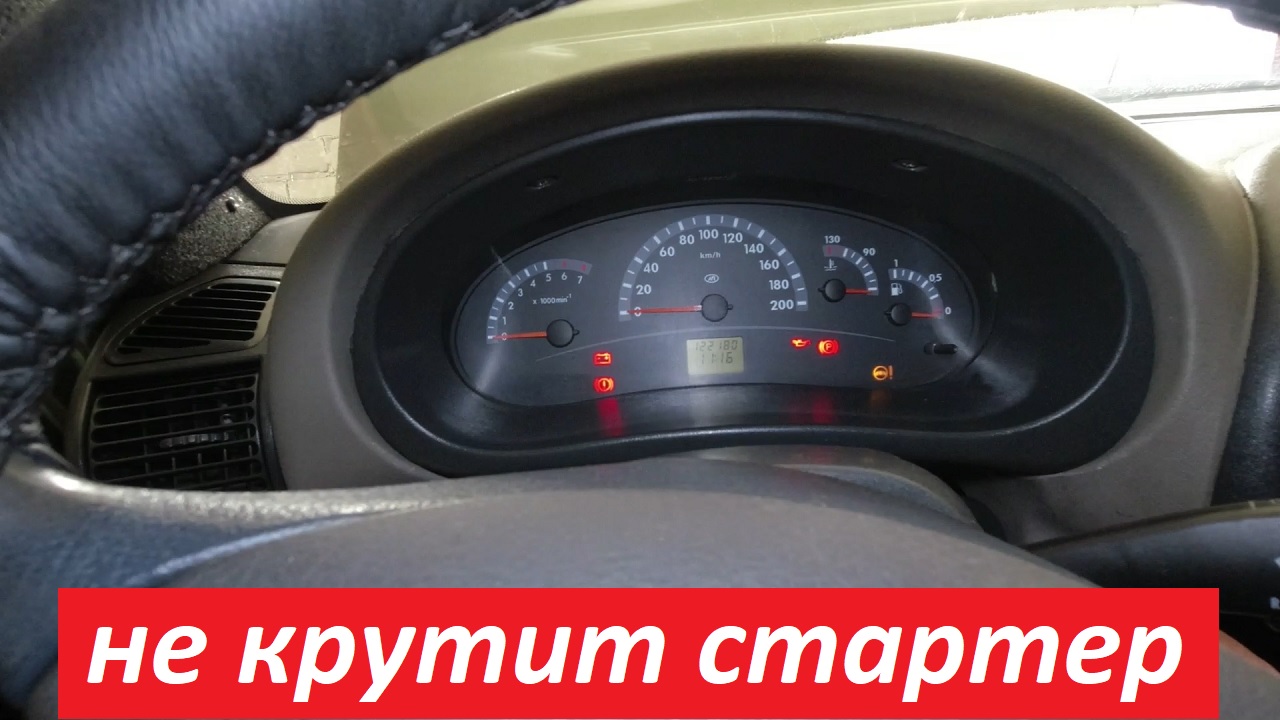 Осмотрите высоковольтные провода. Ищите трещины, потертости изоляции, следы пробоя (белесые дорожки), окисление наконечников. Проверьте сопротивление мультиметром: для исправных проводов оно должно составлять 3-10 кОм. Значительные отклонения или обрыв требуют замены комплекта.