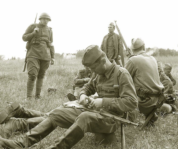 Солдаты вов видео. Погибшие солдаты РККА 1941. Советские солдаты на привале. Боец на войне.