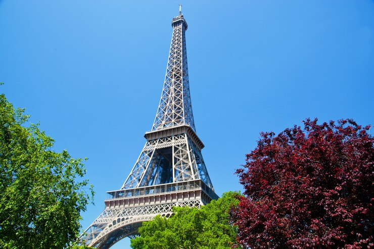 https://www.freepik.com/free-photo/eiffel-tower_946221.htm#query=tour%20eiffel%20in%20summer&position=49&from_view=search
