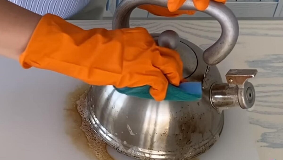 Как отмыть чайник от жира. Копоть на чайнике. Отмыть от чайника нагара и жира. Как отмыть чайник от масла. Чем можно очистить чайник от нагара в домашних условиях.