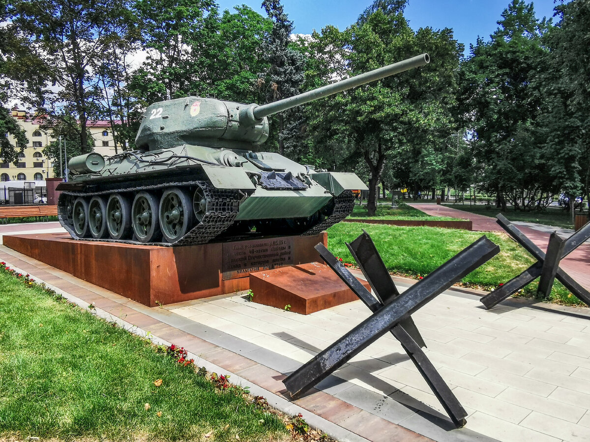 Памятник танку Т-34 в начале улицы Маршала Рыбалко.