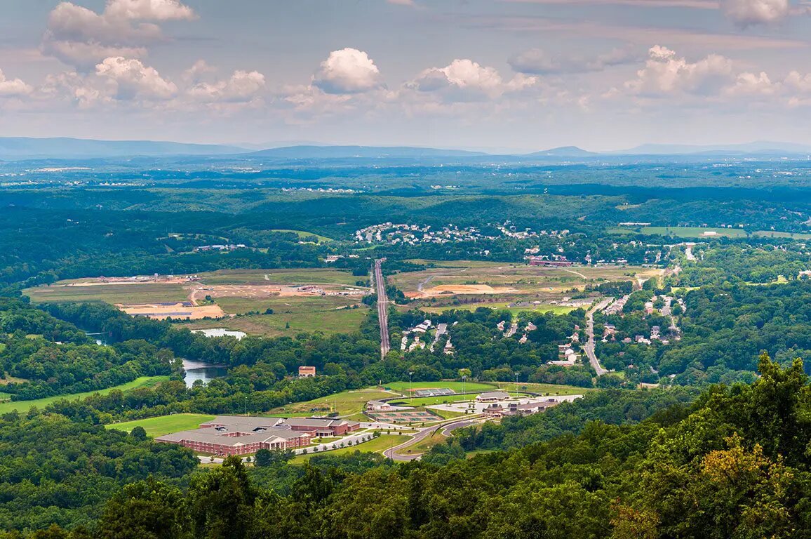 Это долина Шенандоа (Shenandoah Valley), которая лежит сразу за первым хребтом Аппалачей. Примерно 120 километров на запад от Балтимора и Вашингтона