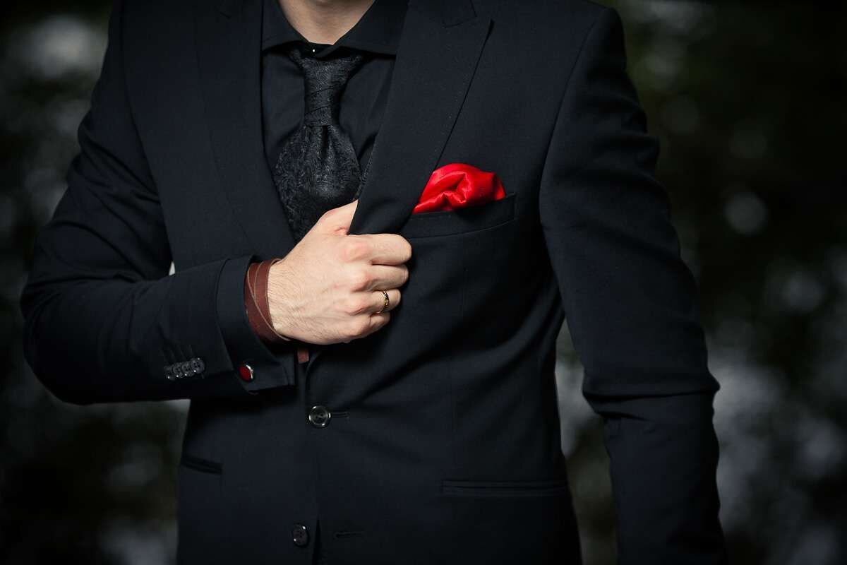 Красный галстук и черная рубашка