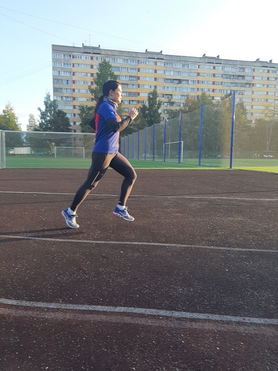 Тренировки по субботам в 7 утра на стадионе как отдельный вид мазохизма, ой, искусства 😁