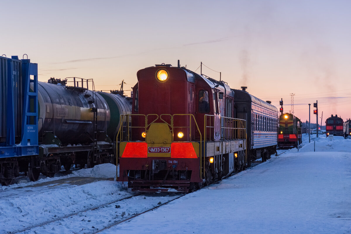 Тепловоз ЧМЭ3-1367 с пригородным поездом Пинюг - Подосиновец, 04.03.2018.