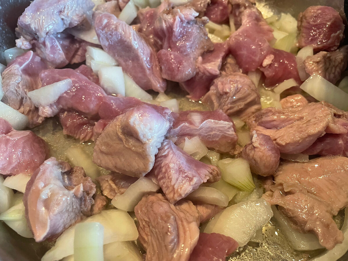 Жарим мясо с луком